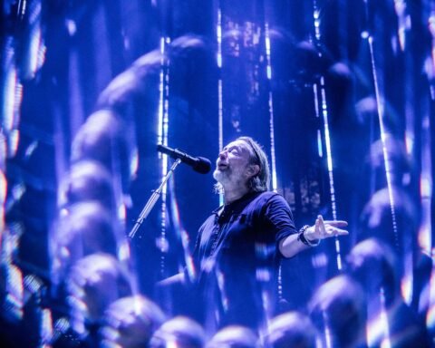 Thom Yorke de Radiohead cantando