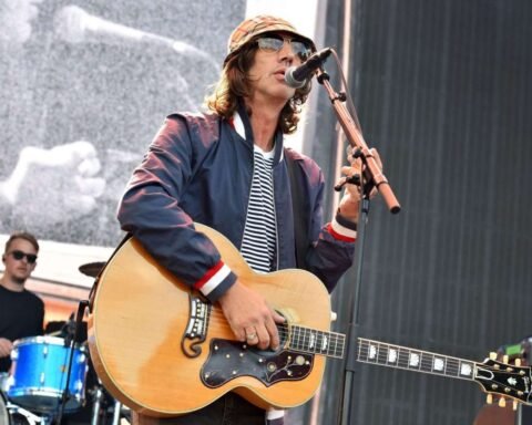 Richard Ashcroft sobre el escenario