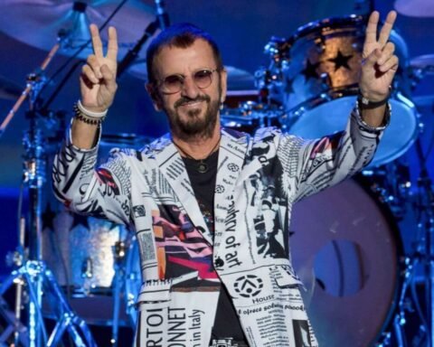 Ringo Starr con saco blanco
