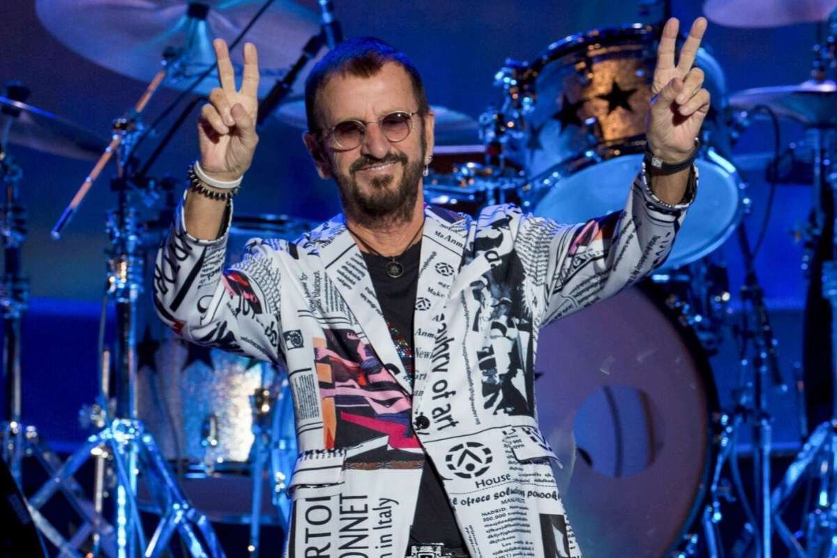 Ringo Starr con saco blanco