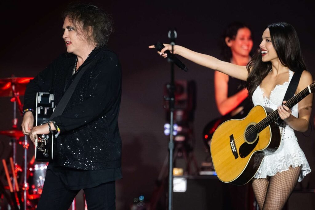 Robert Smith y Olivia Rodrigo en Glastonbury 2025