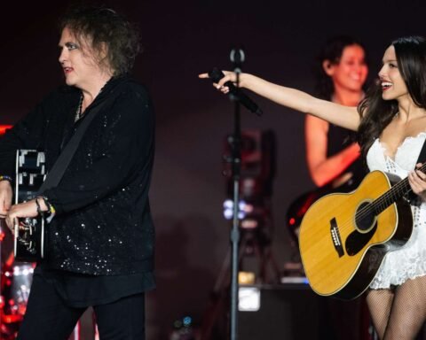 Robert Smith y Olivia Rodrigo en Glastonbury 2025