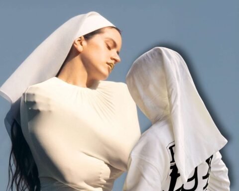 Rosalía con el merch de su Lux Tour