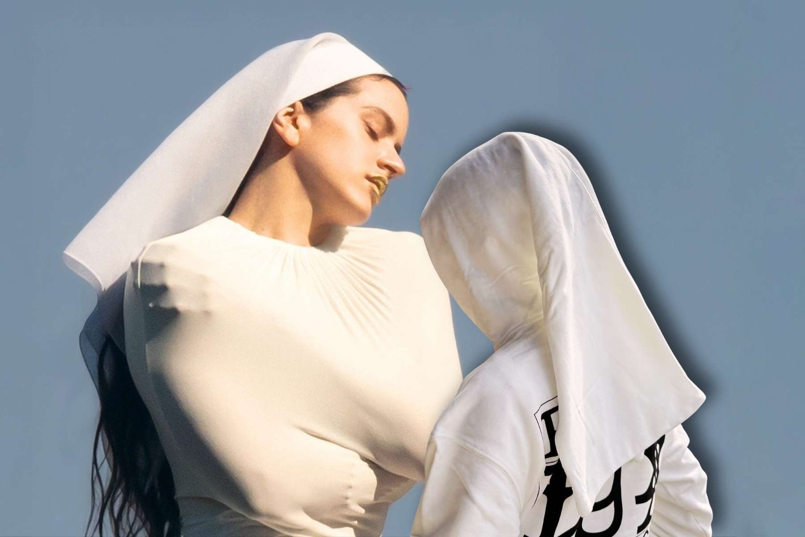 Rosalía con el merch de su Lux Tour