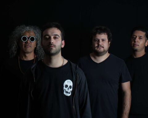 Suin posando con fondo negro