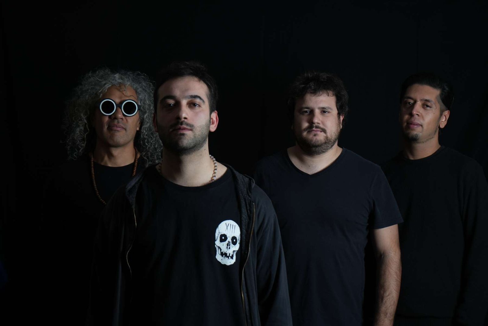 Suin posando con fondo negro