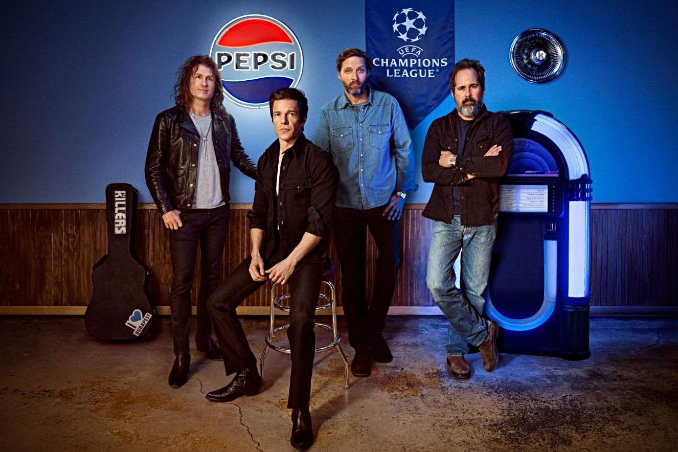 The Killers con una rocola de Pepsi