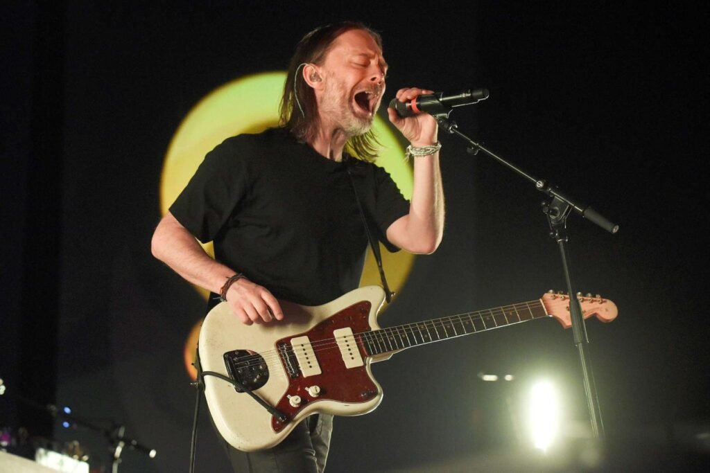 Thom Yorke con su guitarra en el escenario