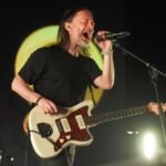 Thom Yorke con su guitarra en el escenario