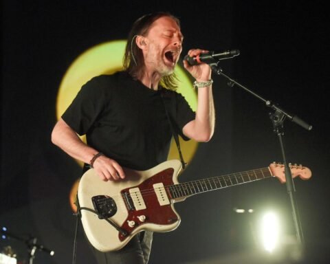 Thom Yorke con su guitarra en el escenario