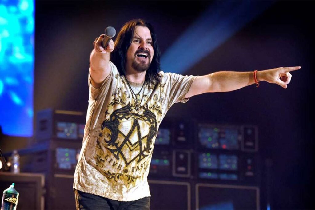 Tommy DeCarlo en el escenario con micrófono en mano