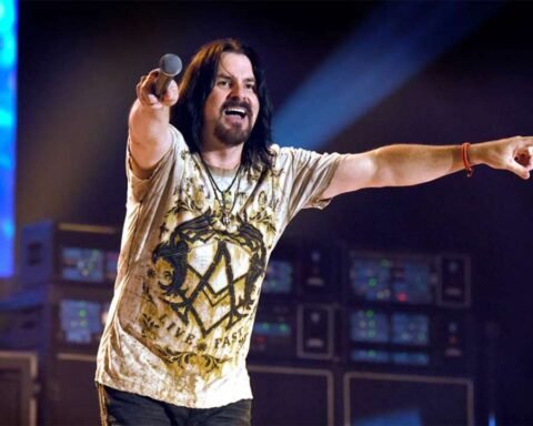 Tommy DeCarlo en el escenario con micrófono en mano