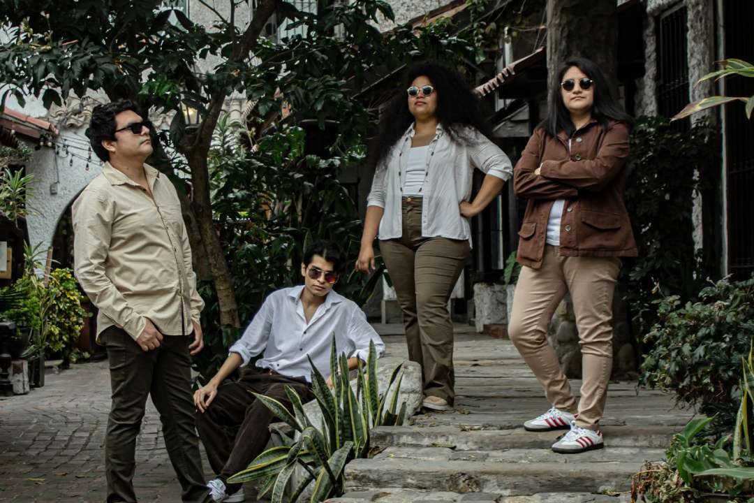 Tornasol posando en un jardín