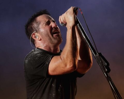 Trent Reznor con un micrófono