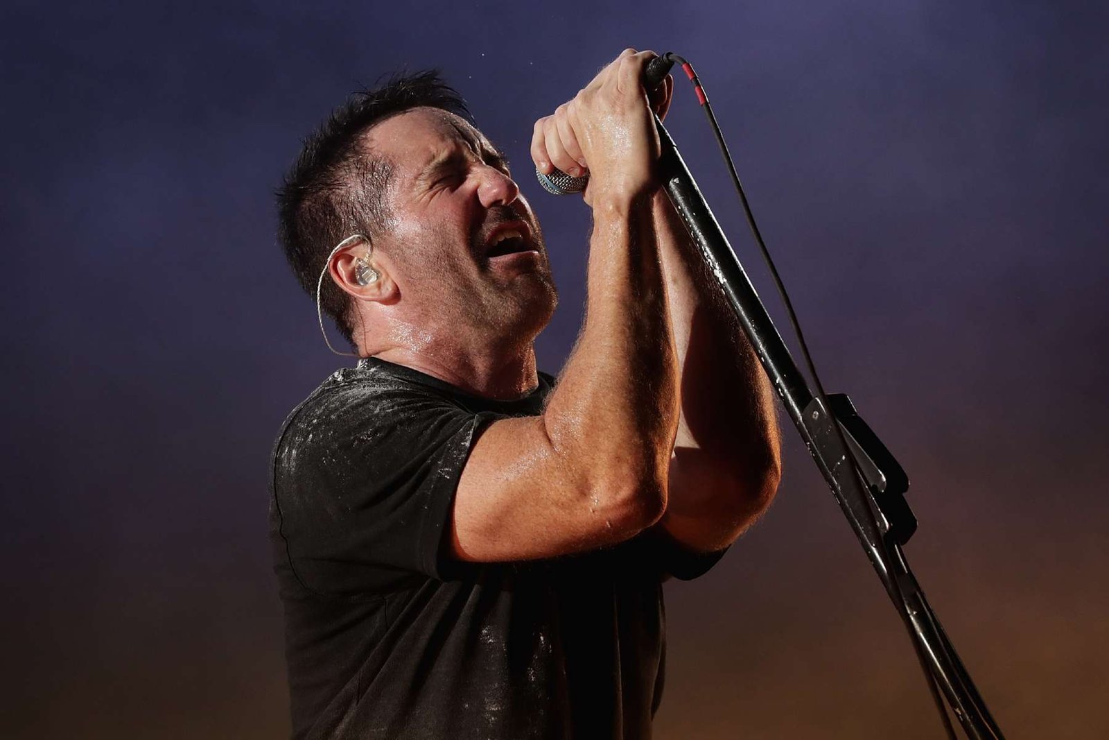 Trent Reznor con un micrófono