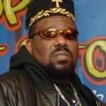 Afrika Bambaataa mirando a la cámara