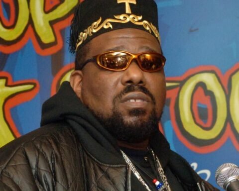 Afrika Bambaataa mirando a la cámara