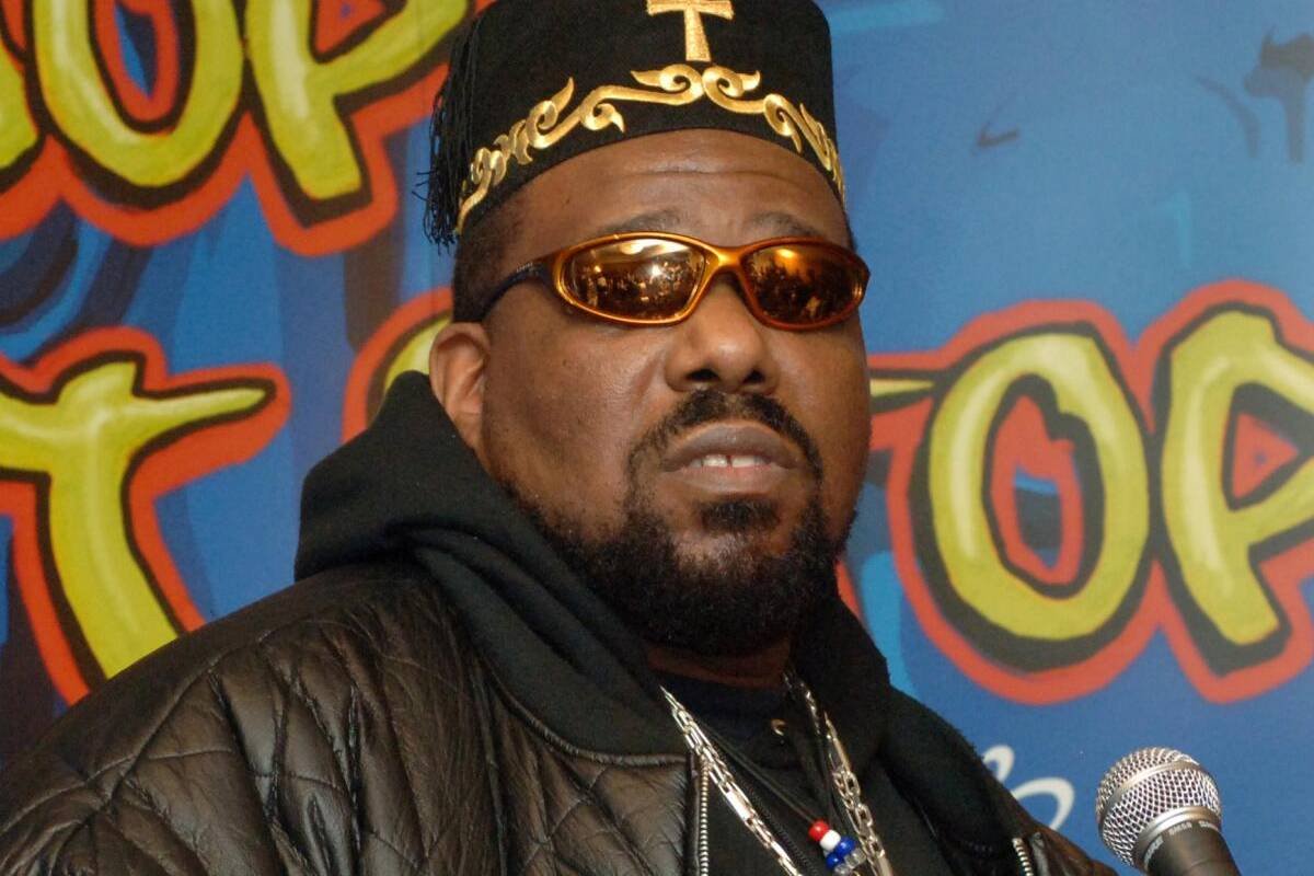 Afrika Bambaataa mirando a la cámara