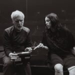 Billie Eilish sentada al lado de James Cameron