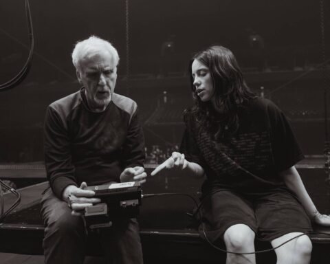 Billie Eilish sentada al lado de James Cameron