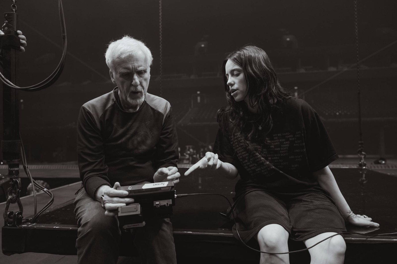 Billie Eilish sentada al lado de James Cameron