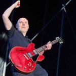 Billy Corgan con su guitarra roja