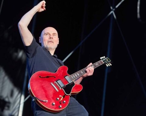 Billy Corgan con su guitarra roja