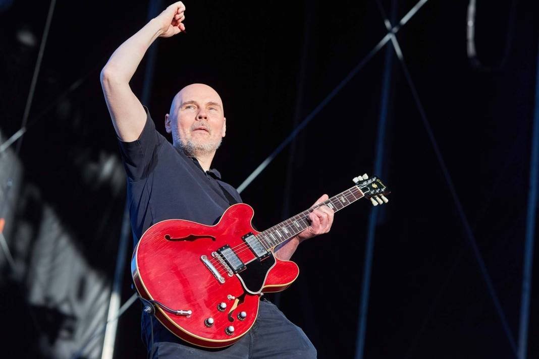 Billy Corgan con su guitarra roja