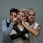 Ca7riel y Paco Amoroso junto a Robyn