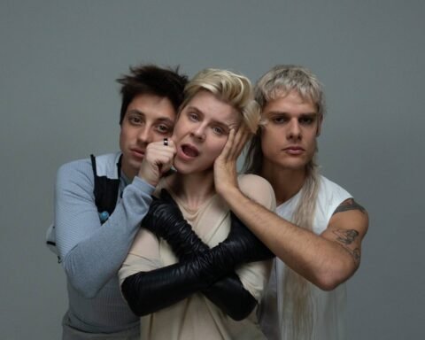 Ca7riel y Paco Amoroso junto a Robyn