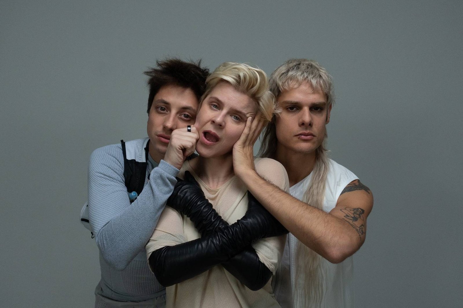 Ca7riel y Paco Amoroso junto a Robyn