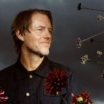 Ed O'Brien con unas flores