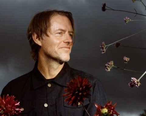 Ed O'Brien con unas flores