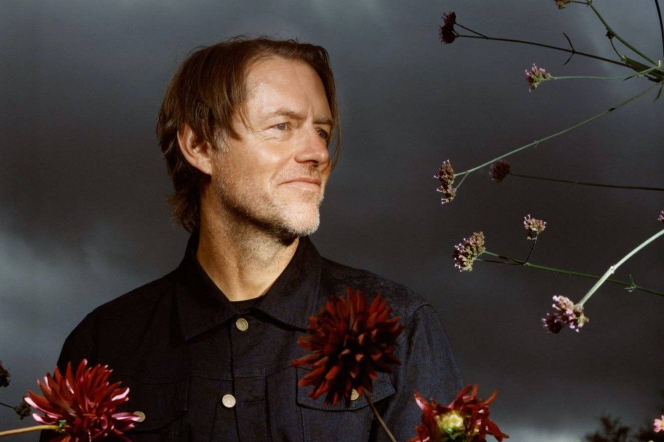 Ed O'Brien con unas flores