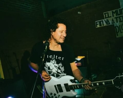 Garzomorphosis con su guitarra