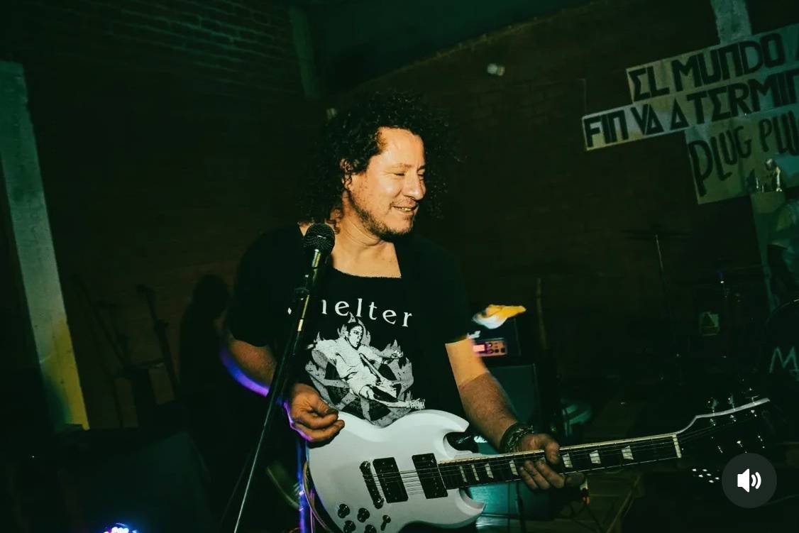 Garzomorphosis con su guitarra