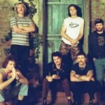 King Gizzard & The Lizard Wizard posando en una casa
