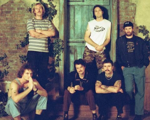 King Gizzard & The Lizard Wizard posando en una casa