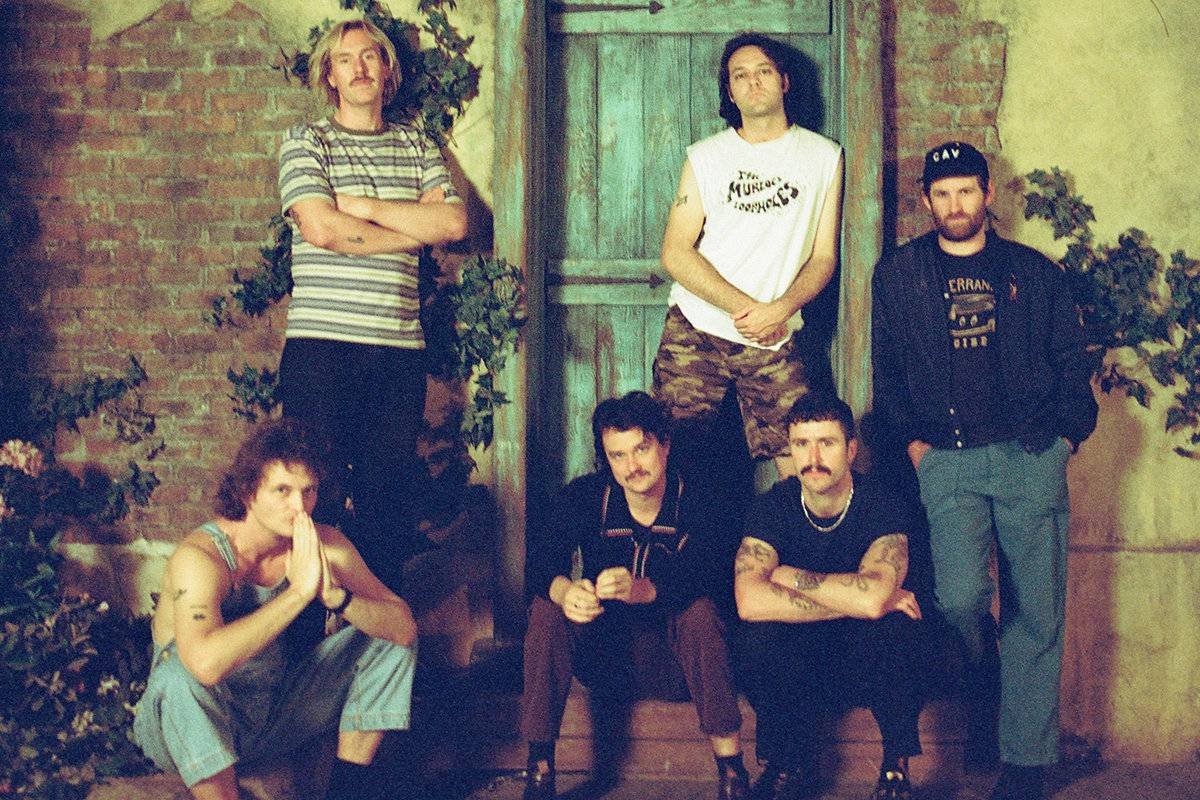 King Gizzard & The Lizard Wizard posando en una casa