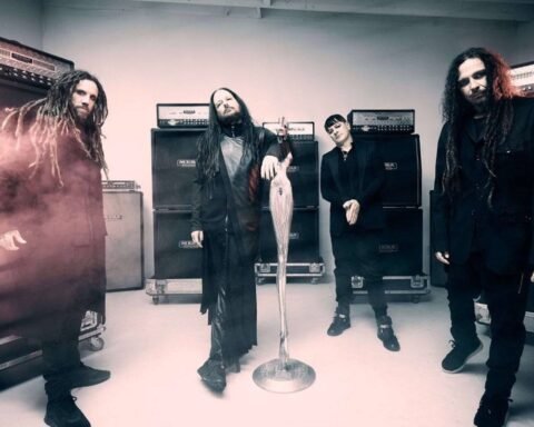 Korn en un estudio con amplificadores