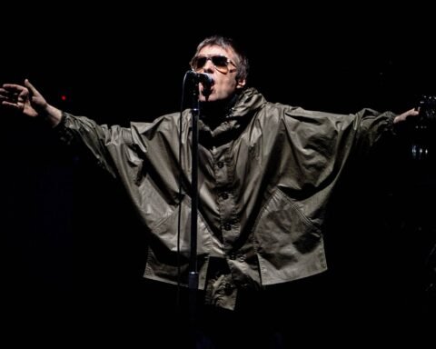 Liam Gallagher con Oasis en el escenario
