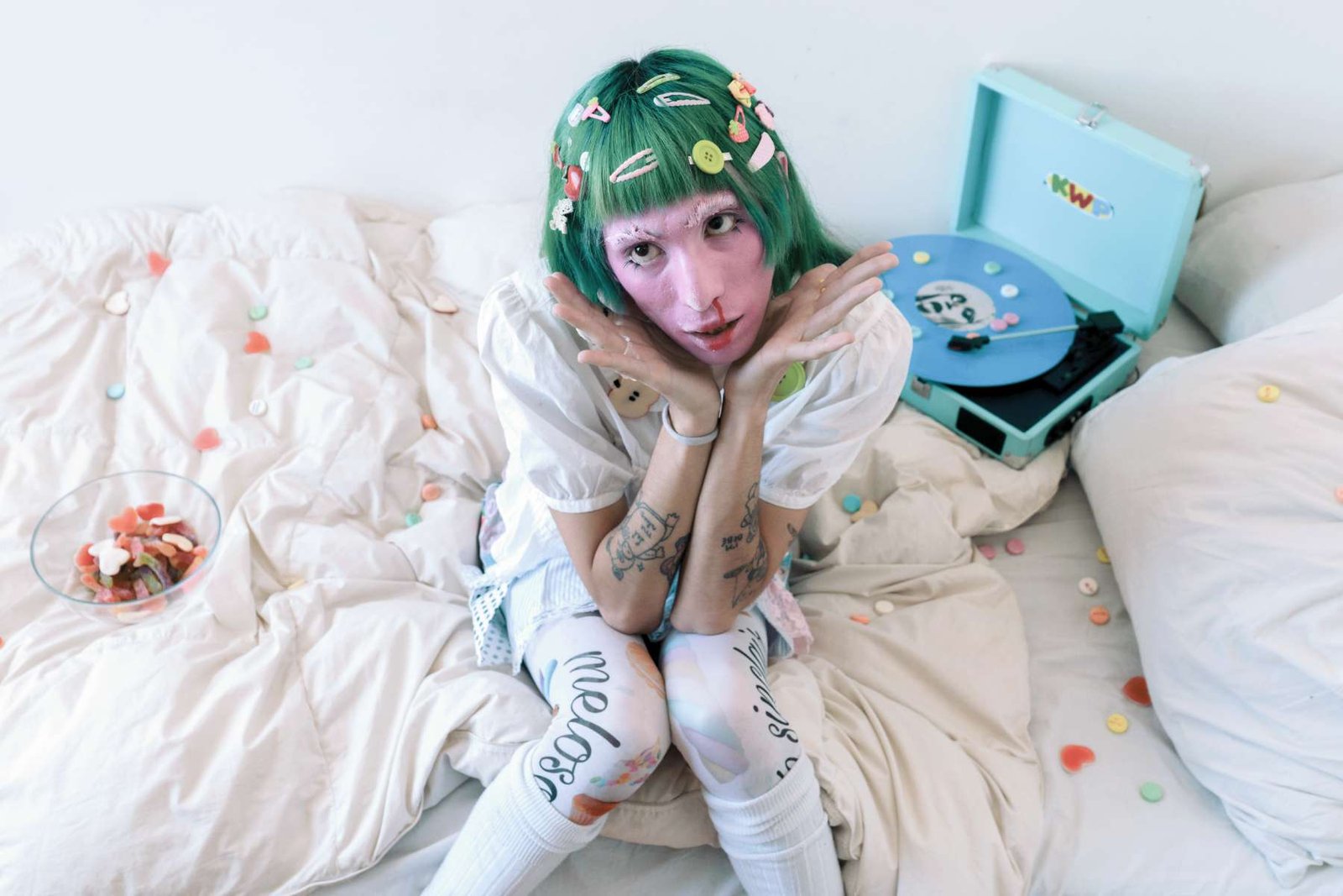 Lolito Sinclair en una cama con un tocadiscos