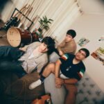 Los Niños Vudú tocando en una sala