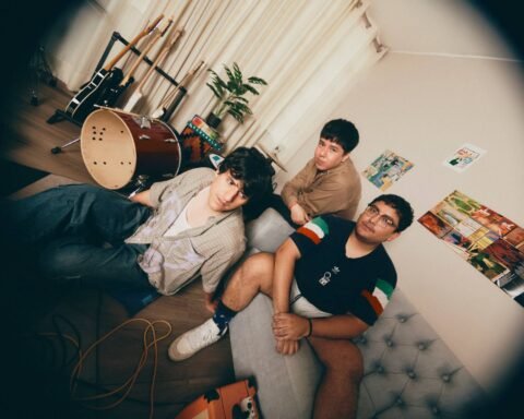 Los Niños Vudú tocando en una sala