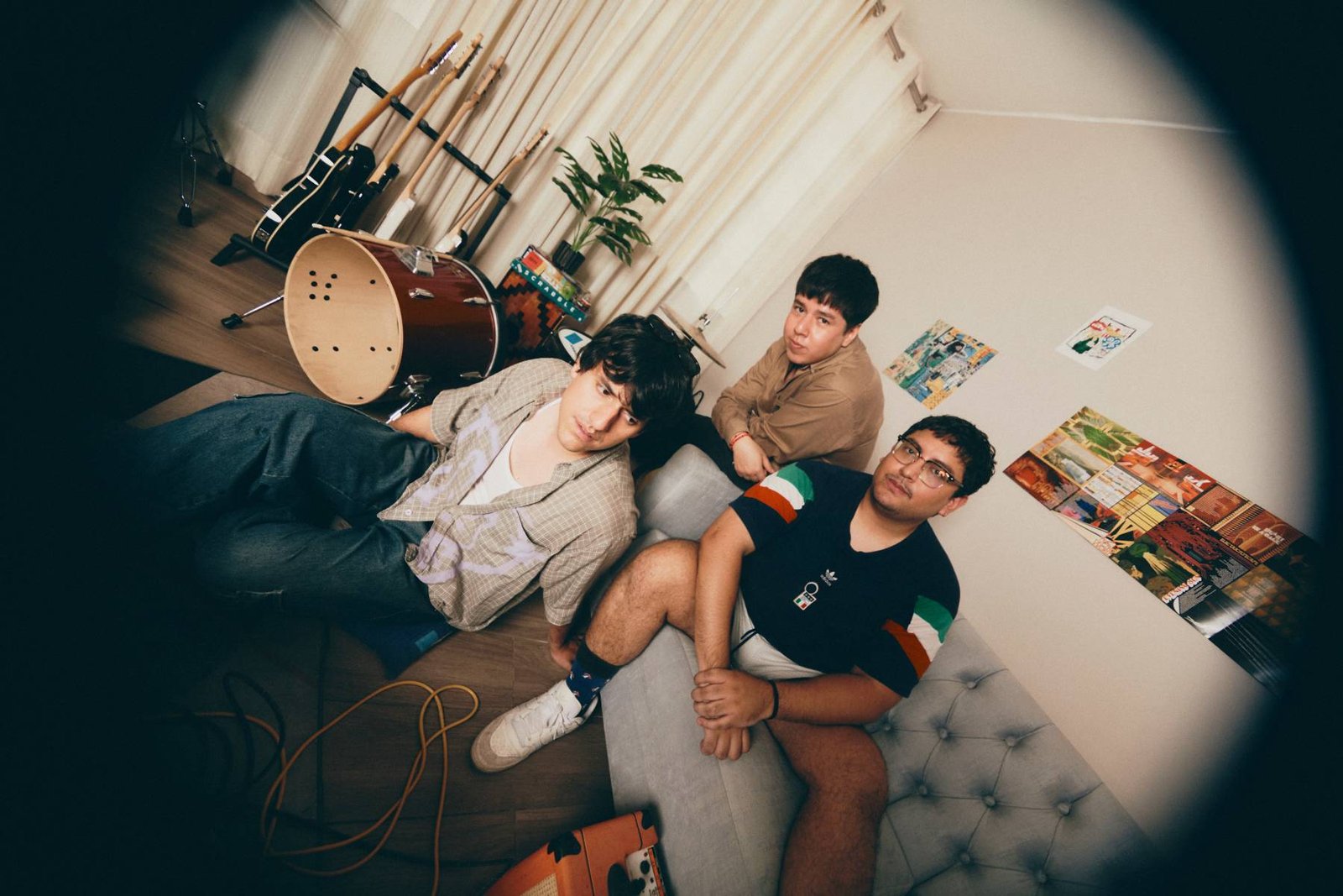 Los Niños Vudú tocando en una sala