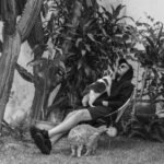 Mijail Mitrovic en un jardín