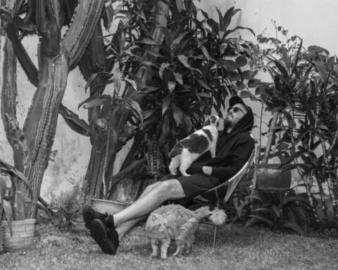 Mijail Mitrovic en un jardín