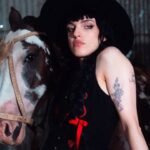 Muñeki77a con un caballo