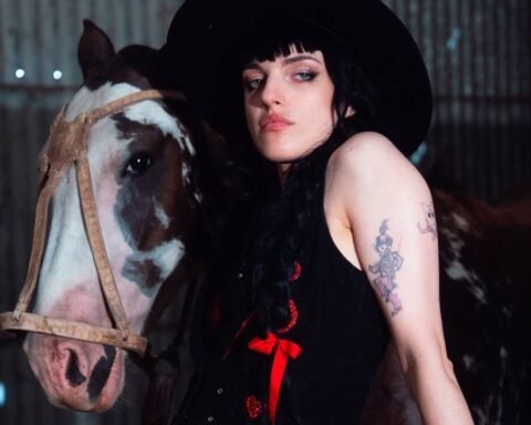 Muñeki77a con un caballo