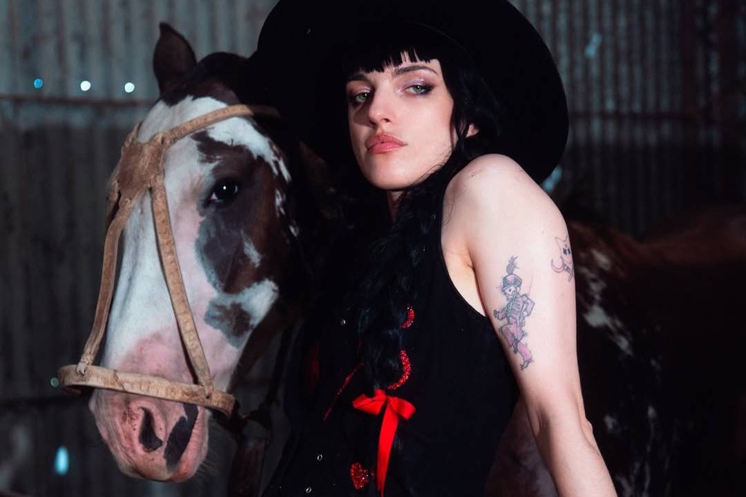 Muñeki77a con un caballo